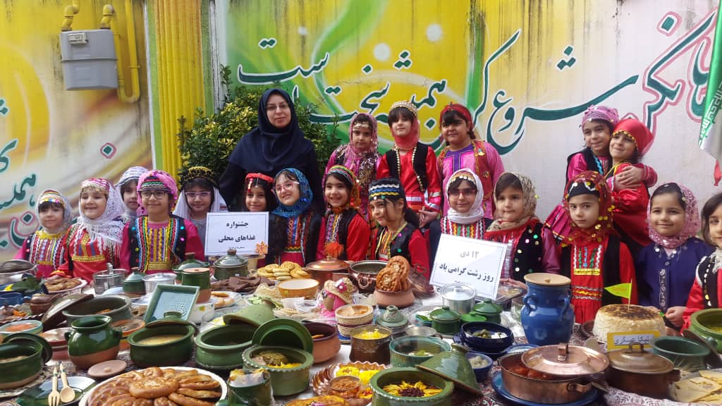 نمایشگاه غذاهای محلی دانش آموزان باران اندیشه به مناسبت روز رشت